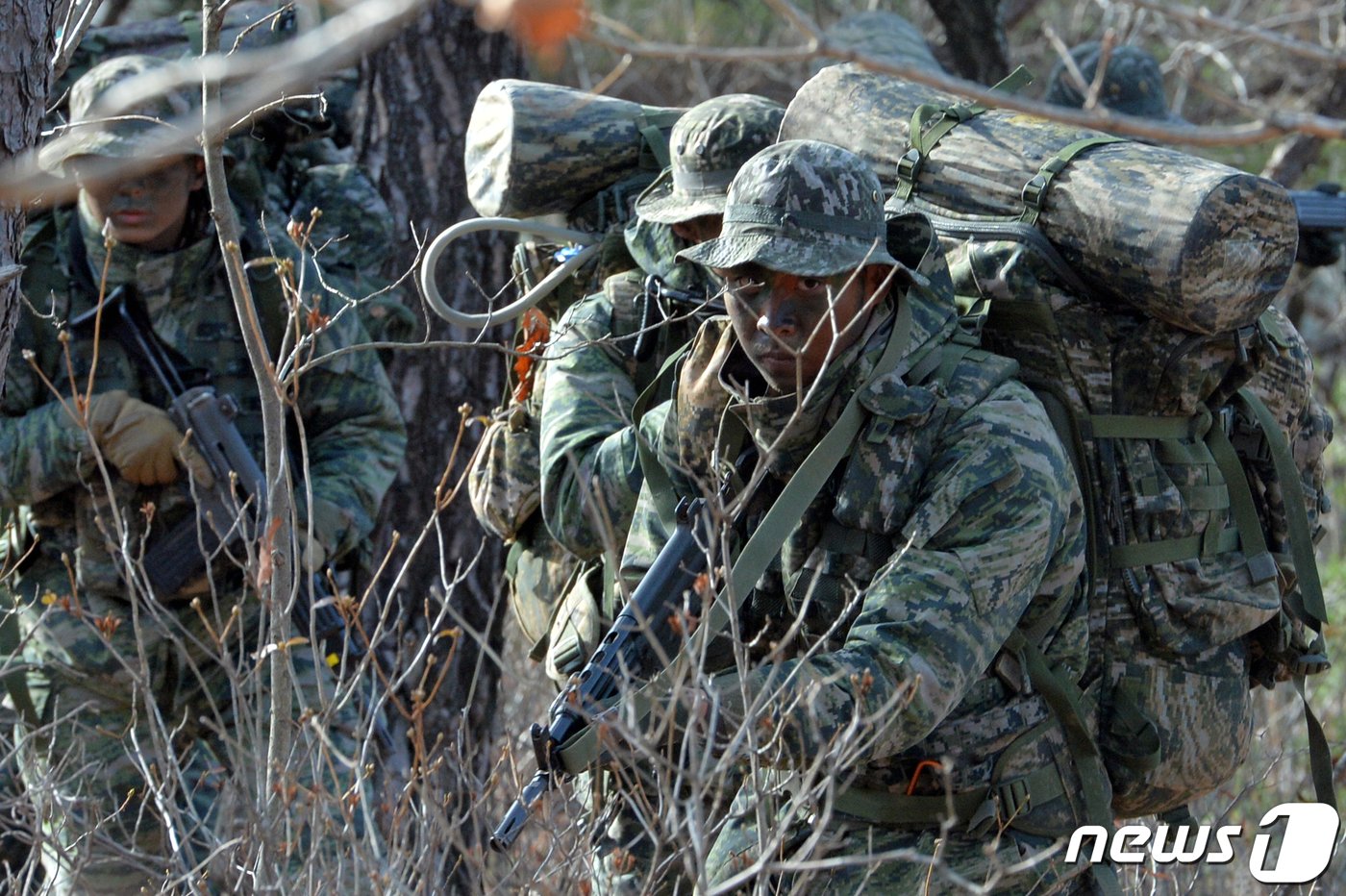 해병대 수색대원들이 13일 오후 경북 포항시 남구 장기면 수성사격장 인근 야산에서 가상의 적진으로 은밀하게 침투하고 있다..2022.12.13/뉴스1 ⓒ News1 최창호 기자