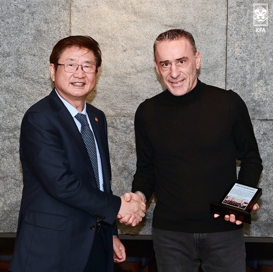 본문 이미지 - 박보균 장관과 벤투 감독 &#40;KFA SNS 캡처&#41;