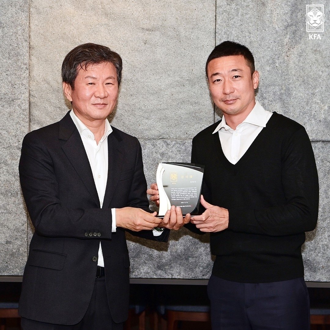 본문 이미지 - 최태욱 코치와 정몽규 회장 &#40;KFA SNS 캡처&#41;