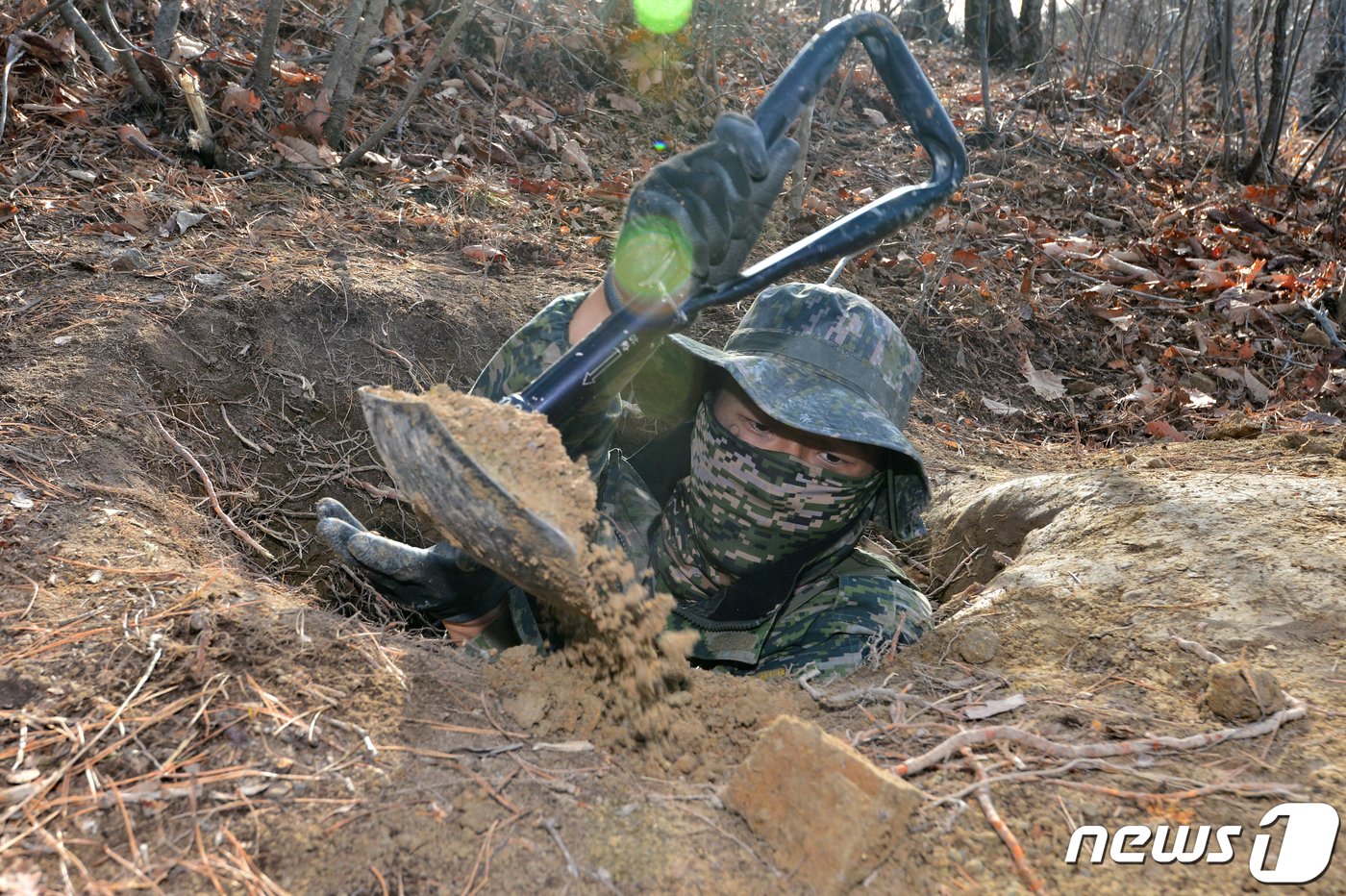 본문 이미지 - 13일 오후 경북 포항시 남구 장기면 수성사격장 인근 산에서 가상의 적진으로 침투한 해병대수색대원들이 은거지를 구축하고 있다.2022.12.13/뉴스1 ⓒ News1 최창호 기자