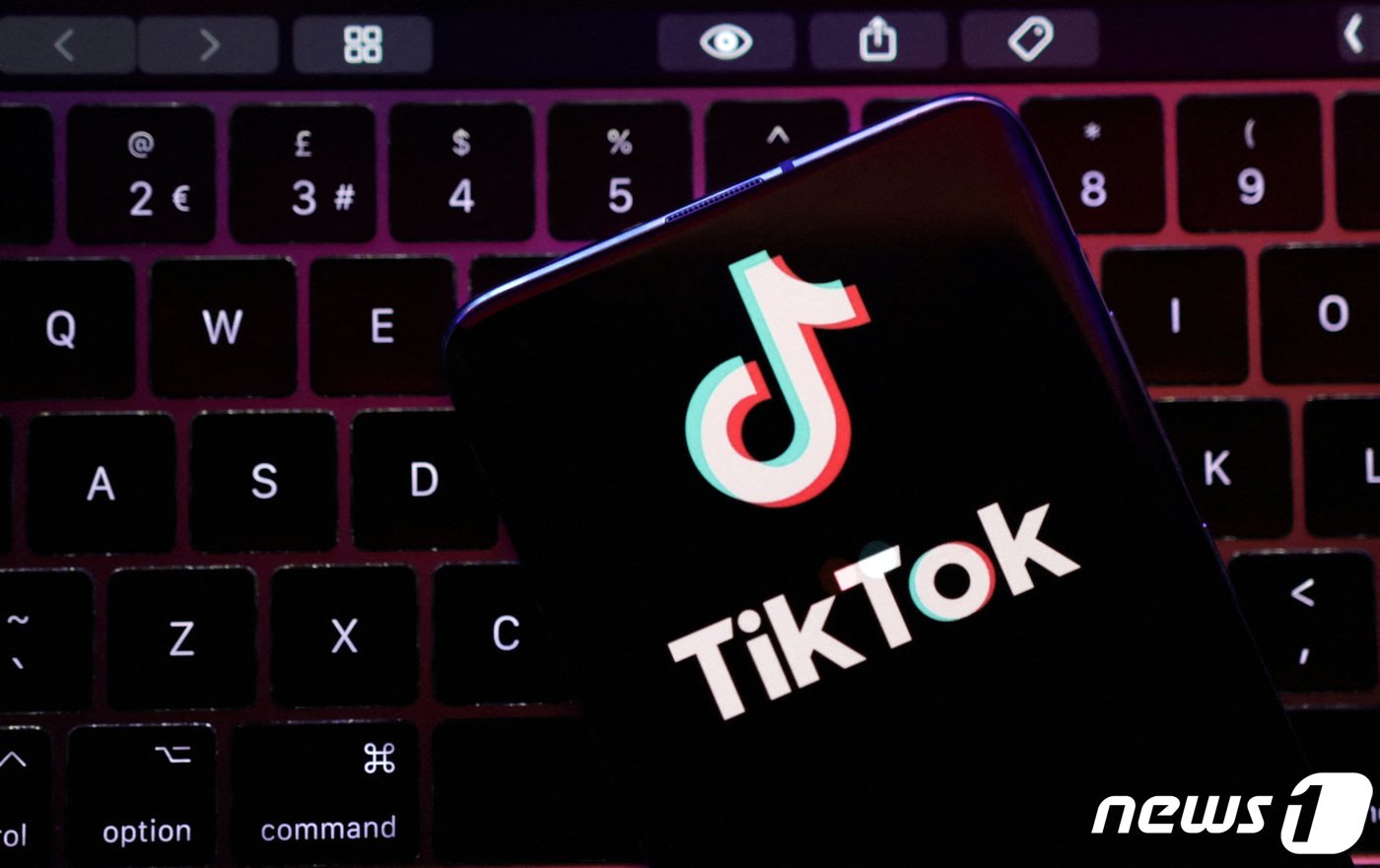 본문 이미지 - 중국 바이트댄스사가 서비스하는 글로벌 숏폼 모바일 비디오 플랫폼 '틱톡' 앱 로고 일러스트레이션. ⓒ 로이터=뉴스1 ⓒ News1 최서윤 기자