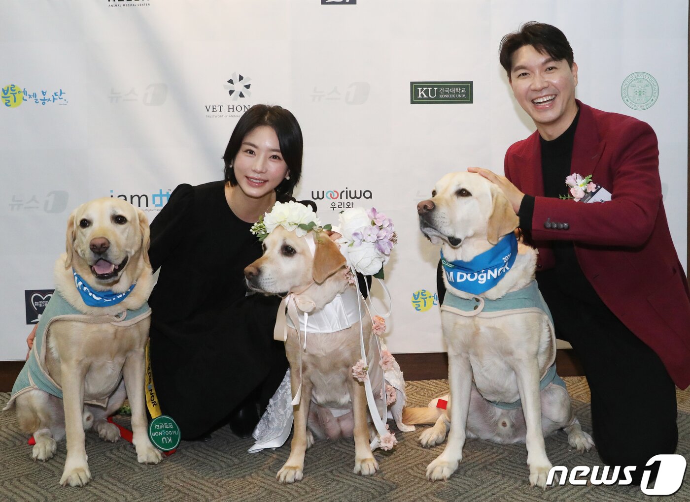 본문 이미지 - 방송인 박수홍과 배우 김사희가 13일 서울 중구 프레스센터에서 뉴스1 주최로 열린 2022 대한민국 반려동물 문화대상 시상식에서 헌혈견들과 함께 기념 촬영을 하고 있다. 이날 시상식에서 박수홍은 봉사 부문 대상을 김사희는 보호 부문 대상을 수상했다. 2022.12.13/뉴스1 ⓒ News1 송원영 기자