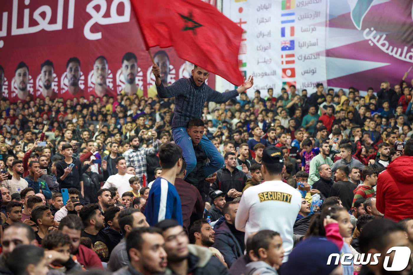 본문 이미지 - 팔레스타인 팬들의 단체 모로코 응원 ⓒ AFP=뉴스1