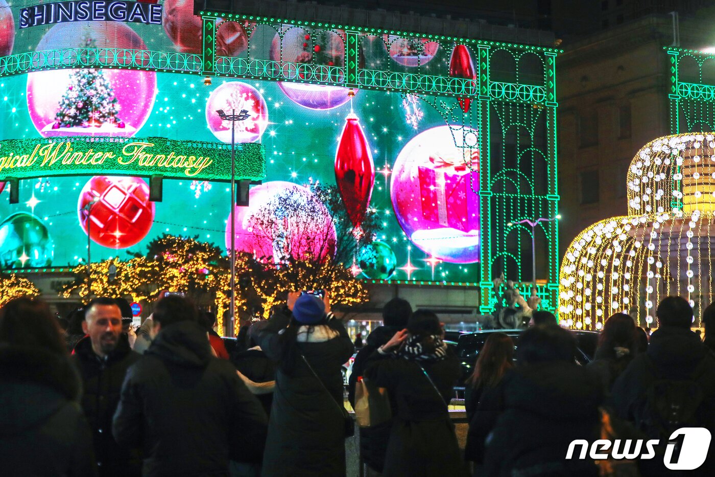 본문 이미지 - 13일 저녁 서울 중구 명동에서 시민들이 신세계백화점 외벽의 미디어 파사드를 관람하고 있다. 2022.12.13/뉴스1 ⓒ News1 민경석 기자