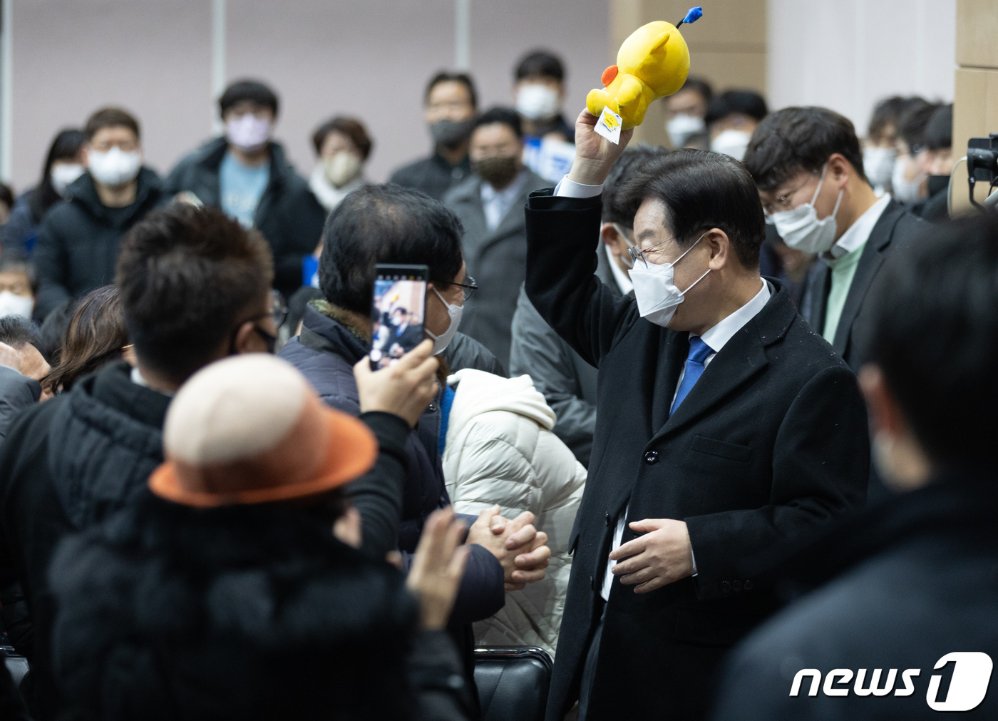 (대전=뉴스1) 이재명 기자 = 이재명 더불어민주당 대표가 13일 대전 유성구 유성문화원에서 열린 찾아가는 국민보고회에 참석하며 지지자에게 선물 받은 인형을 들어보이고 있다. 20 …