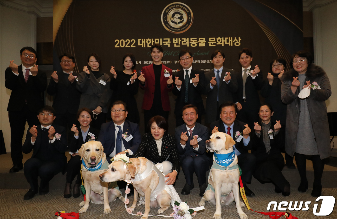 (서울=뉴스1) 송원영 기자 = 이백규 뉴스1 대표이사, 한정애 더불어민주당 의원, 박동원 머니투데이 사장, 허주형 대한수의사회 회장, 김재영 국경없는수의사회 대표가 13일 서울 …
