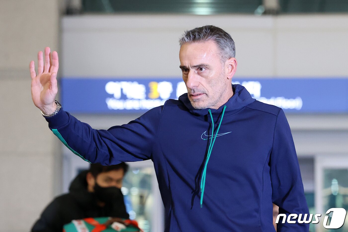 본문 이미지 - 한국 축구대표팀의 월드컵 16강 진출을 이끈 파울루 벤투 감독이 13일 인천국제공항 제1여객터미널을 통해 출국하며 팬들에게 인사하고 있다.2022.12.13/뉴스1 ⓒ News1 조태형 기자