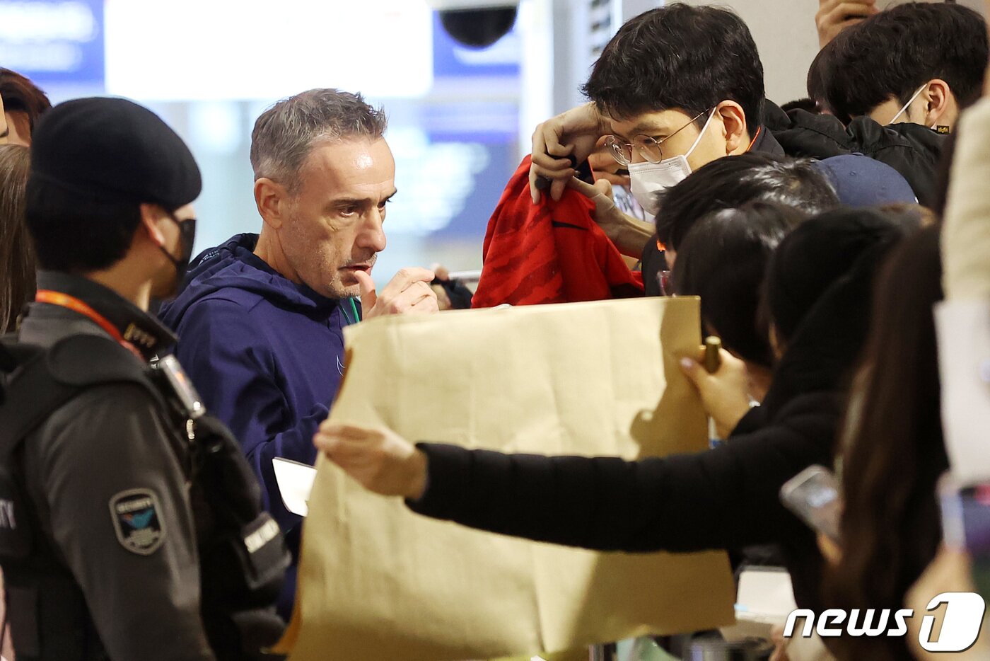 본문 이미지 - 한국 축구대표팀의 월드컵 16강 진출을 이끈 파울루 벤투 감독이 13일 인천국제공항 제1여객터미널을 통해 출국하며 팬들과 인사하고 있다. 벤투 감독은 한국 사령탑 최초로 4년 이상 팀을 지휘해 57경기 35승을 거두며 최다승 기록을 세우고, 2022 국제축구연맹(FIFA) 카타르 월드컵을 끝으로 대한축구협회(KFA)와 계약이 종료됐다. 2022.12.13 ⓒ 뉴스1 조태형 기자