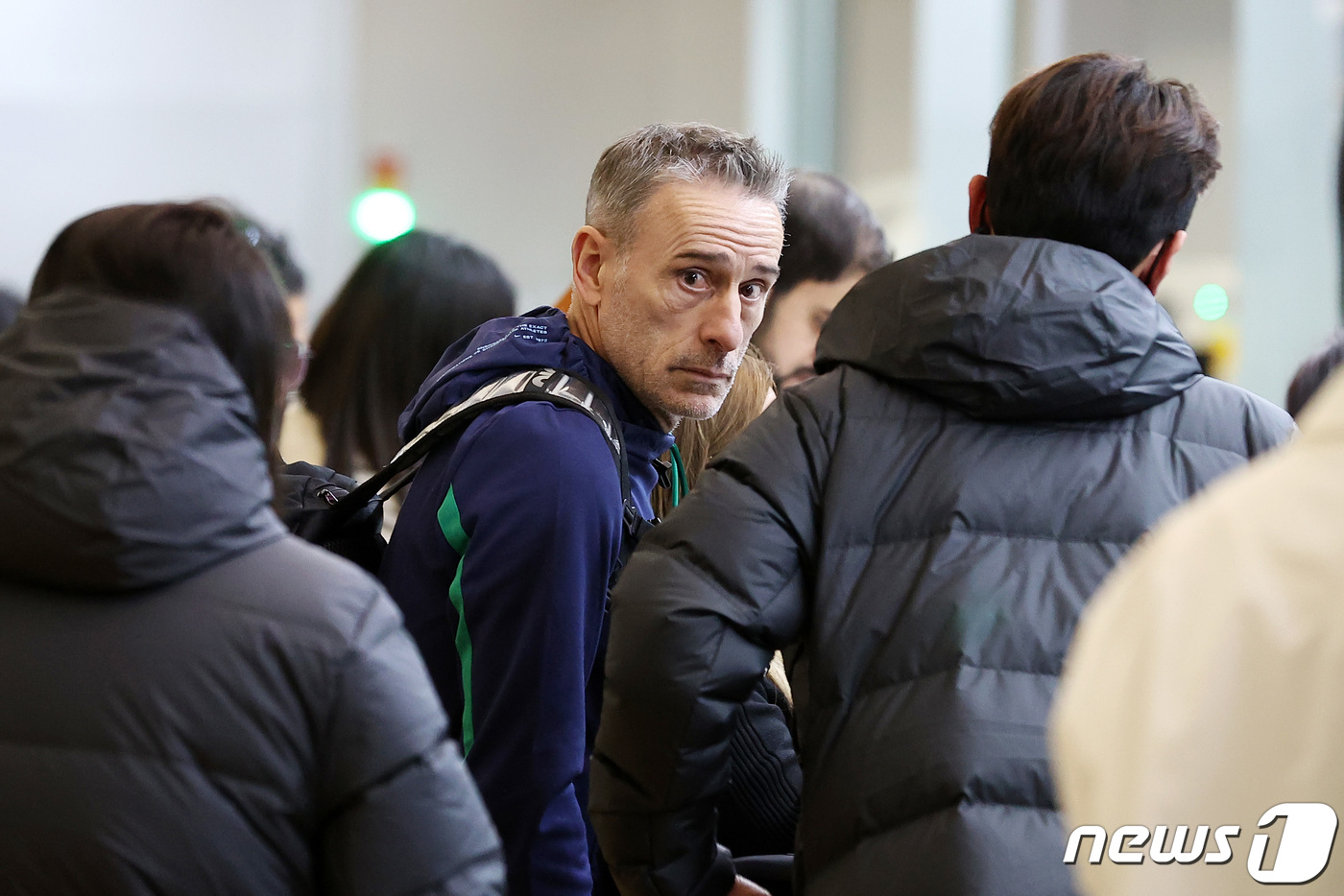 (인천공항=뉴스1) 조태형 기자 = 한국 축구대표팀의 월드컵 16강 진출을 이끈 파울루 벤투 감독이 13일 인천국제공항 제1여객터미널을 통해 출국하고 있다.벤투 감독은 한국 사령탑 …