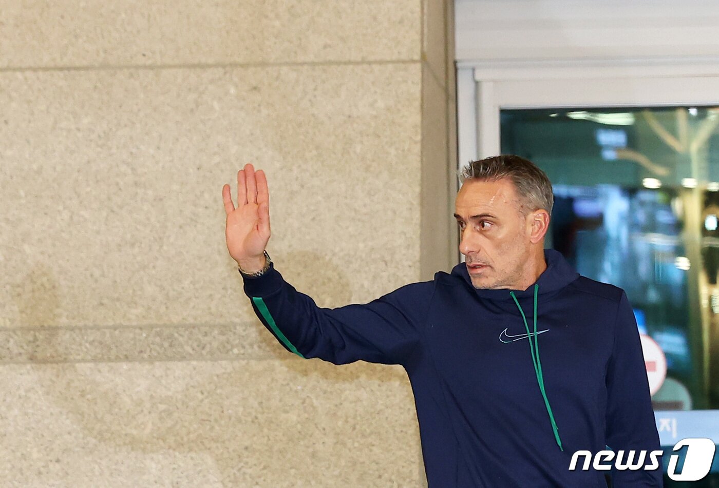 본문 이미지 - 한국 축구대표팀의 월드컵 16강 진출을 이끈 파울루 벤투 감독이 13일 인천국제공항 제1여객터미널을 통해 출국하며 팬들과 인사하고 있다. 벤투 감독은 한국 사령탑 최초로 4년 이상 팀을 지휘해 57경기 35승을 거두며 최다승 기록을 세우고, 2022 국제축구연맹(FIFA) 카타르 월드컵을 끝으로 대한축구협회(KFA)와 계약이 종료됐다. 2022.12.13/뉴스1 ⓒ News1 조태형 기자