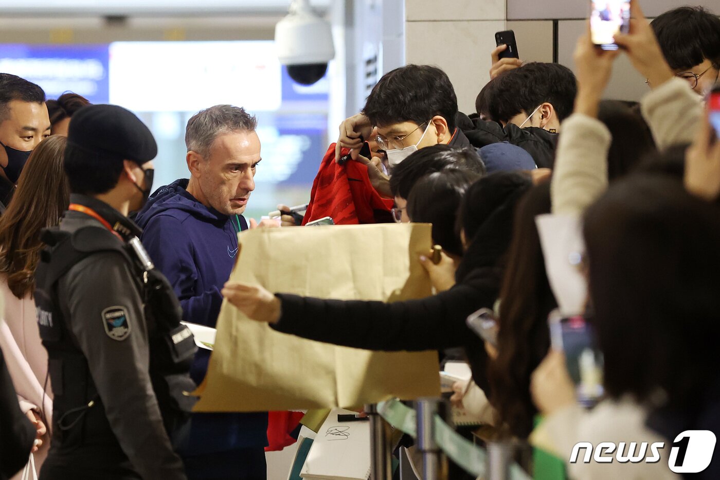 본문 이미지 - 한국 축구대표팀의 월드컵 16강 진출을 이끈 파울루 벤투 감독이 13일 인천국제공항 제1여객터미널을 통해 출국하며 팬들과 인사하고 있다. 2022.12.13/뉴스1 ⓒ News1 조태형 기자