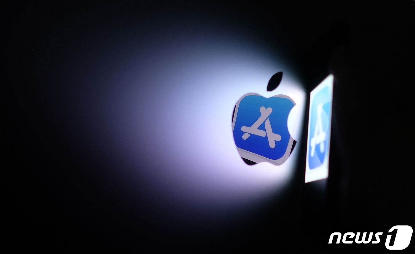 (로스앤젤레스 AFP=뉴스1) 강민경 기자 = 아이폰 화면에 애플 앱스토어 로고가 나타나 있다. 애플은 현재까지 아이폰 등 자사 기기에서 자체 앱스토어를 통한 애플리케이션 다운로드 …