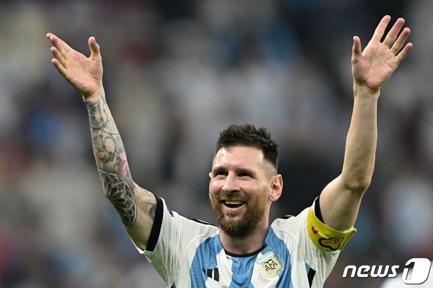 본문 이미지 - 아르헨티나 국가대표 축구선수 리오넬 메시(36)가 13일(현지시간) 카타르와의 준결승전에서 3대 0으로 승리한 후 환호하는 팬들을 향해 손을 흔들고 있다. 2022. 12. 13. ⓒ AFP=뉴스1