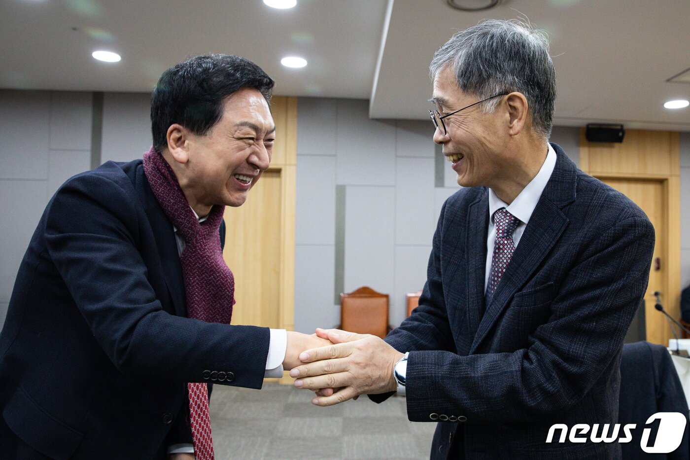 본문 이미지 - 김기현 국민의힘 의원이 2022년 12월 14일 서울 여의도 국회 의원회관에서 열린 &#39;혁신24 새로운 미래&#39; 공부모임에 참석해 신평 변호사와 인사를 나누고 있다. ⓒ News1 유승관 기자