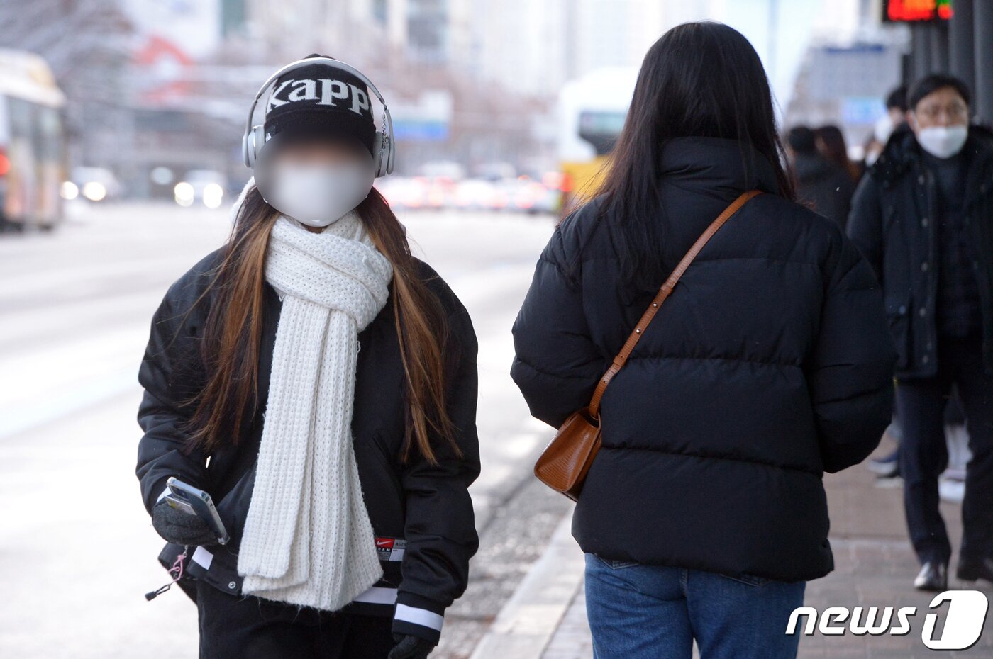 본문 이미지 - 대설주의보가 발효된 14일 오전 광주 서구 광천동에서 시민들이 두터운 옷을 입고 걸음을 서두르고 있다. 2022.12.14/뉴스1 ⓒ News1 이승현 기자