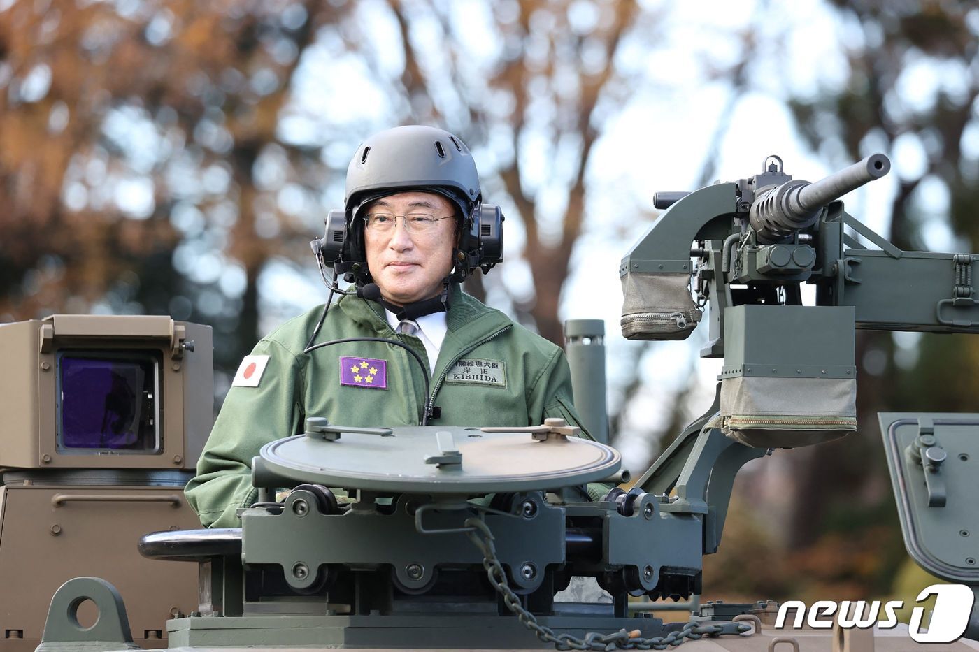 본문 이미지 - 기시다 후미오 일본 총리가 지난달 27일 도쿄의 육상자위대 아사카 기지에 방문해 타입 10 탱크에 탑승하고 있다. ⓒ AFP=뉴스1 ⓒ News1 강민경 기자