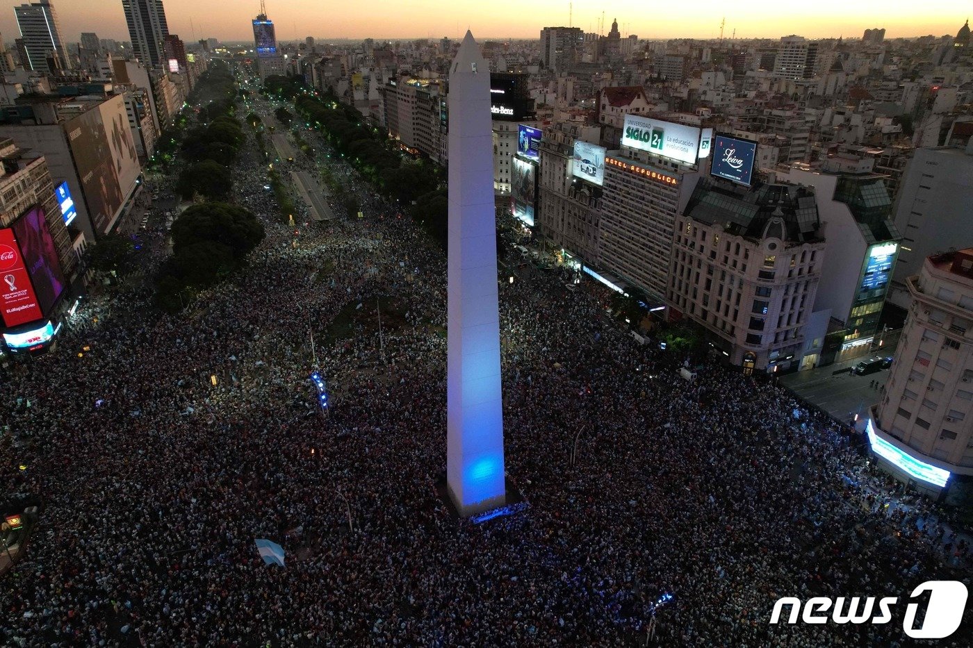 본문 이미지 - 13일(현지시간) 아르헨티나 수도 부에노스아이레스의 오벨리스크 광장에 모인 축구 팬들이 2022 카타르 월드컵 4강전에서 아르헨티나가 크로아티아에 승리하자 환호하고 있다. ⓒ AFP=뉴스1 ⓒ News1 최종일 기자