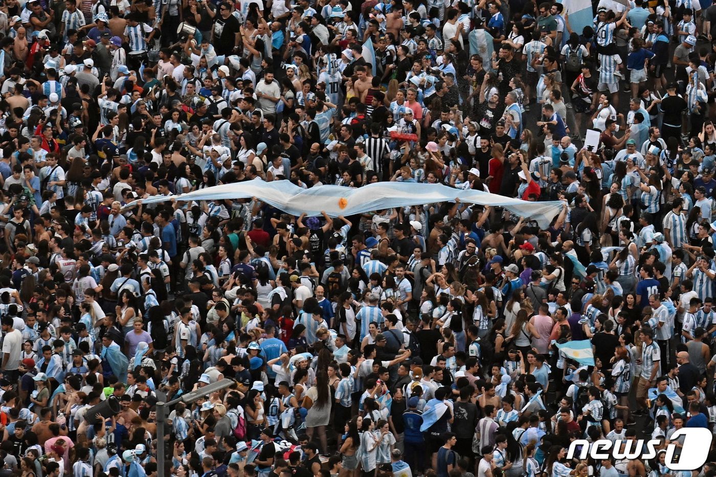 13일&#40;현지시간&#41; 아르헨티나 수도 부에노스아이레스의 오벨리스크 광장에 모인 축구 팬들이 2022 카타르 월드컵 4강전에서 아르헨티나가 크로아티아에 승리하자 환호하고 있다. ⓒ AFP=뉴스1 ⓒ News1 최종일 기자