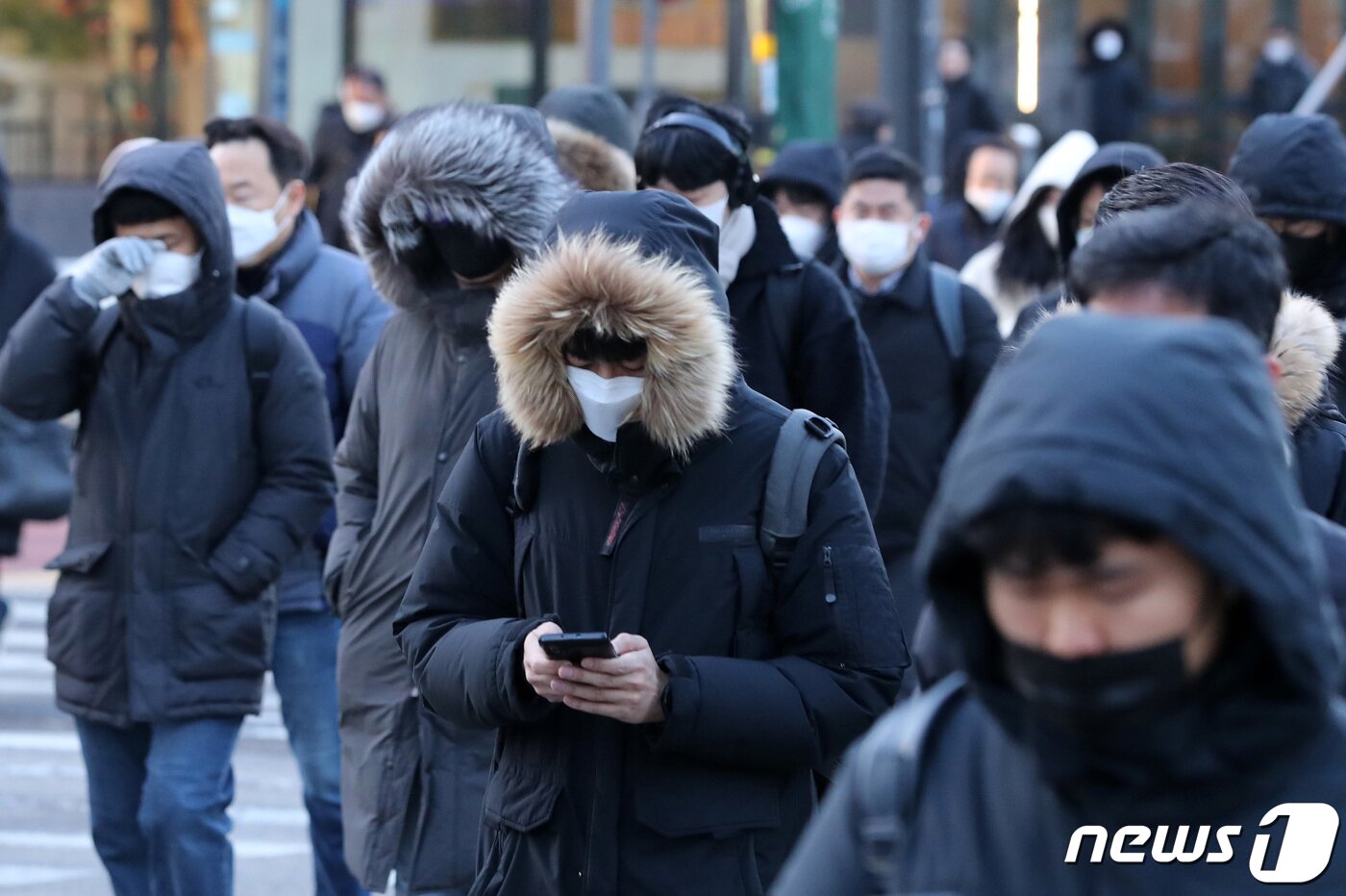 본문 이미지 - 전국 대부분의 지역에 한파특보가 내려진 14일 오전 경기도 성남시 판교역 일대에서 시민들이 출근길 발걸음을 옮기고 있다. 2022.12.14/뉴스1 ⓒ News1 구윤성 기자