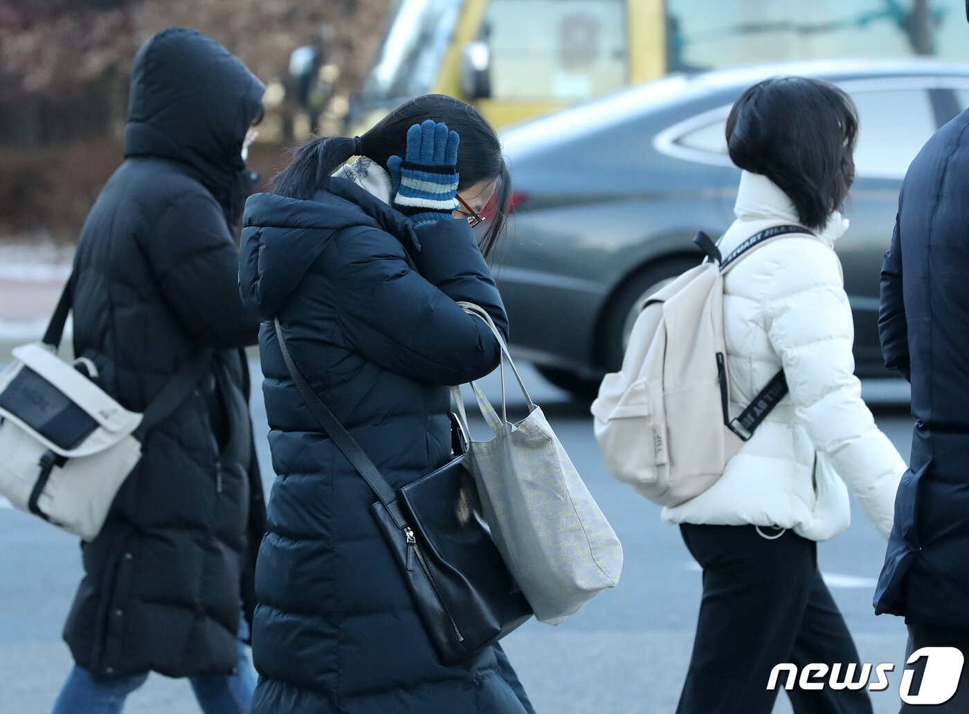 본문 이미지 - 전국 대부분의 지역에 한파특보가 내려진 14일 오전 경기도 성남시 판교역 일대에서 시민들이 출근길 발걸음을 옮기고 있다. 2022.12.14/뉴스1 ⓒ News1 구윤성 기자
