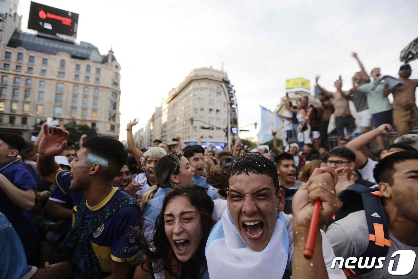본문 이미지 - 13일(현지시간) 아르헨티나 수도 부에노스아이레스의 오벨리스크 광장에 모인 축구 팬들이 2022 카타르 월드컵 4강전에서 아르헨티나가 크로아티아에 승리하자 환호하고 있다. ⓒ AFP=뉴스1 ⓒ News1 최종일 기자