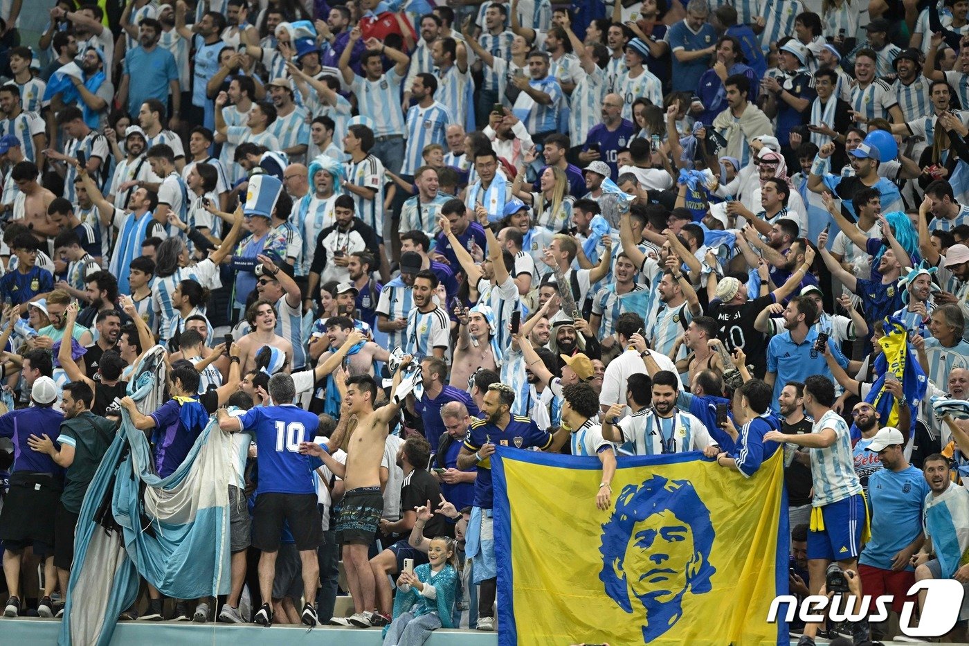 13일&#40;현지시간&#41; 카타르 도하 후사일 경기장에서 아르헨티나 축구 팬들이 2022 카타르 월드컵 4강전에서 아르헨티나가 크로아티아를 상대로 3:0 승리를 거두자 환호하고 있다. ⓒ AFP=뉴스1 ⓒ News1 최종일 기자