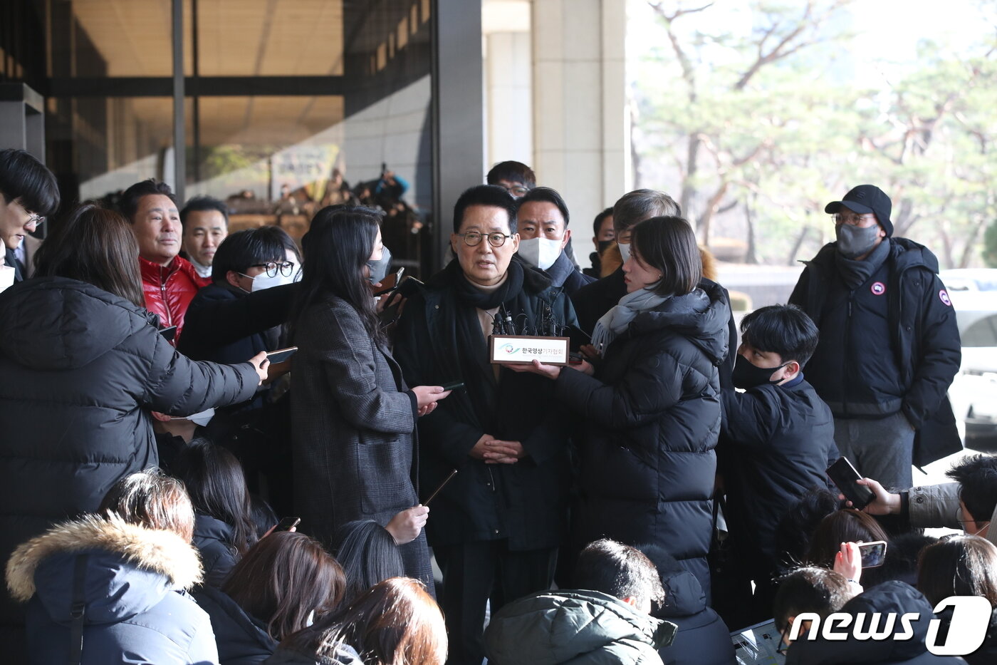 본문 이미지 - 박지원 전 국가정보원장이 14일 오전 서울 서초구 서울중앙지방검찰청에서 피의자 신분으로 소환 조사에 출석하며 입장을 밝히고 있다. 2022.12.14/뉴스1 ⓒ News1 임세영 기자