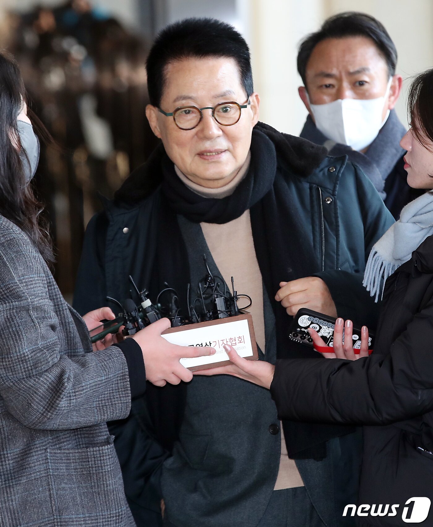 본문 이미지 - 박지원 전 국가정보원장이 14일 오전 서울 서초구 서울중앙지방검찰청에서 피의자 신분으로 소환 조사에 출석하며 입장을 밝히고 있다. 2022.12.14/뉴스1 ⓒ News1 임세영 기자