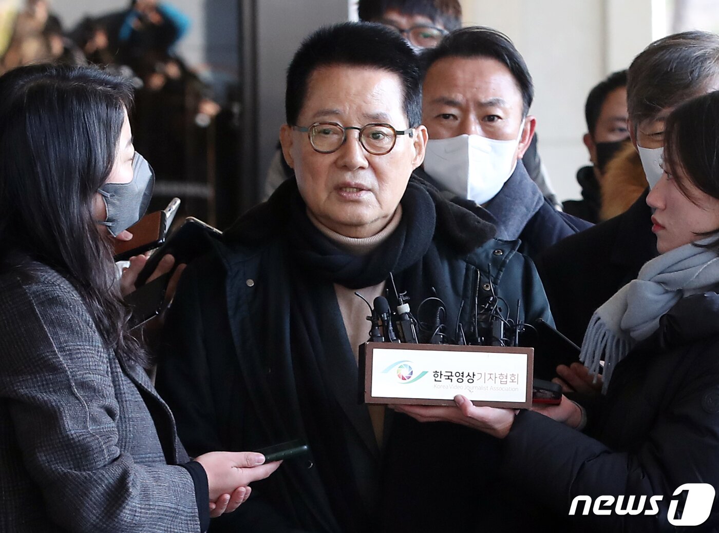 본문 이미지 - 박지원 전 국가정보원장이 14일 오전 서울 서초구 서울중앙지방검찰청에서 피의자 신분으로 소환 조사에 출석하며 입장을 밝히고 있다..  2022.12.14/뉴스1 ⓒ News1 임세영 기자