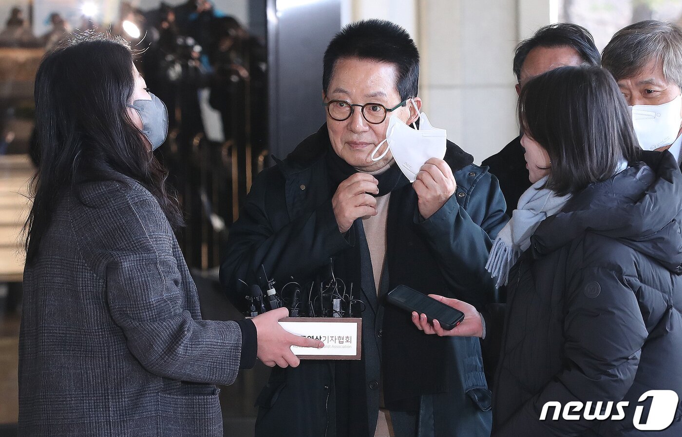 본문 이미지 - 서해 공무원 피격사건 당시 상황에 대한 첩보 보고서 등을 무단으로 삭제된 혐의로 고발된 박지원 전 국가정보원장이 14일 오전 서울 서초구 서울중앙지방검찰청에서 피의자 신분으로 소환 조사에 출석하며 입장을 밝히기 위해 마스크를 벗고 있다. 2022.12.14/뉴스1 ⓒ News1 임세영 기자