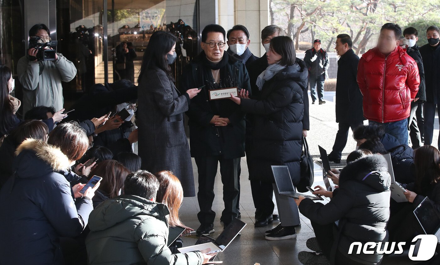 본문 이미지 - 서해 공무원 피격사건 당시 상황에 대한 첩보 보고서 등을 무단으로 삭제된 혐의로 고발된 박지원 전 국가정보원장이 14일 오전 서울 서초구 서울중앙지방검찰청에서 피의자 신분으로 소환 조사에 출석하며 입장을 밝히고 있다. 2022.12.14/뉴스1 ⓒ News1 임세영 기자