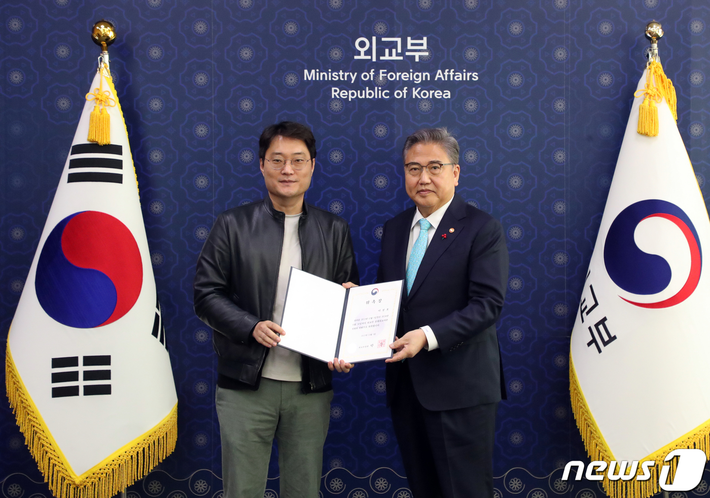 (서울=뉴스1) 김명섭 기자 = 박진 외교부 장관이 14일 오전 서울 종로구 정부서울청사 별관에서 열린  문화외교자문위원회 위촉식에서 이성호 디스트릭트 대표에게 위촉장을 전달하고 …