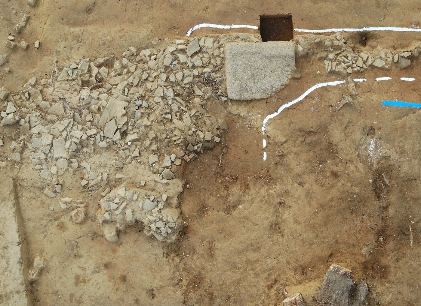 본문 이미지 - '부여 군수리 사지' 중문 기단석. (문화재청 제공) 