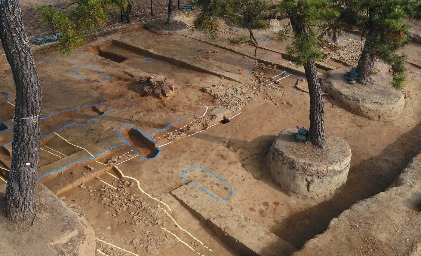 본문 이미지 - '부여 군수리 사지' 중문터. (문화재청 제공)  