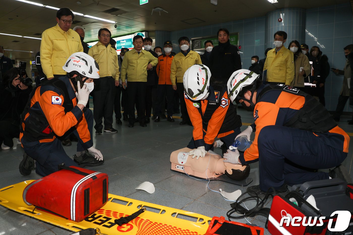 본문 이미지 - 부산 수영구 광안역에서 열린 '제17회 부산불꽃축제 안전대책 현장점검'에서 구급대원들이 CPR훈련을 하고있다. 2022.12.14/뉴스1 ⓒ News1
