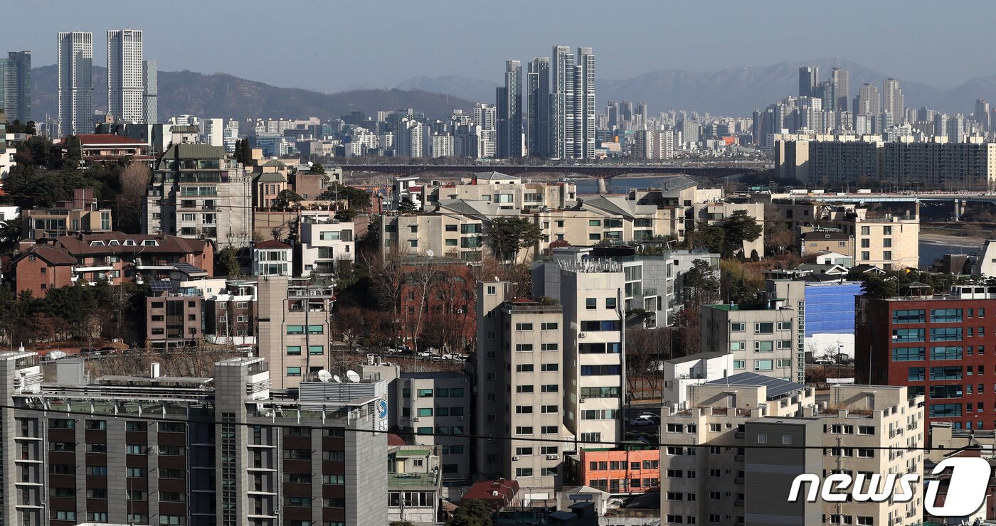 본문 이미지 - 서울 용산구 한남동에서 바라본 고급 주택단지의 모습. 2022.12.14 ⓒ 뉴스1 김진환 기자