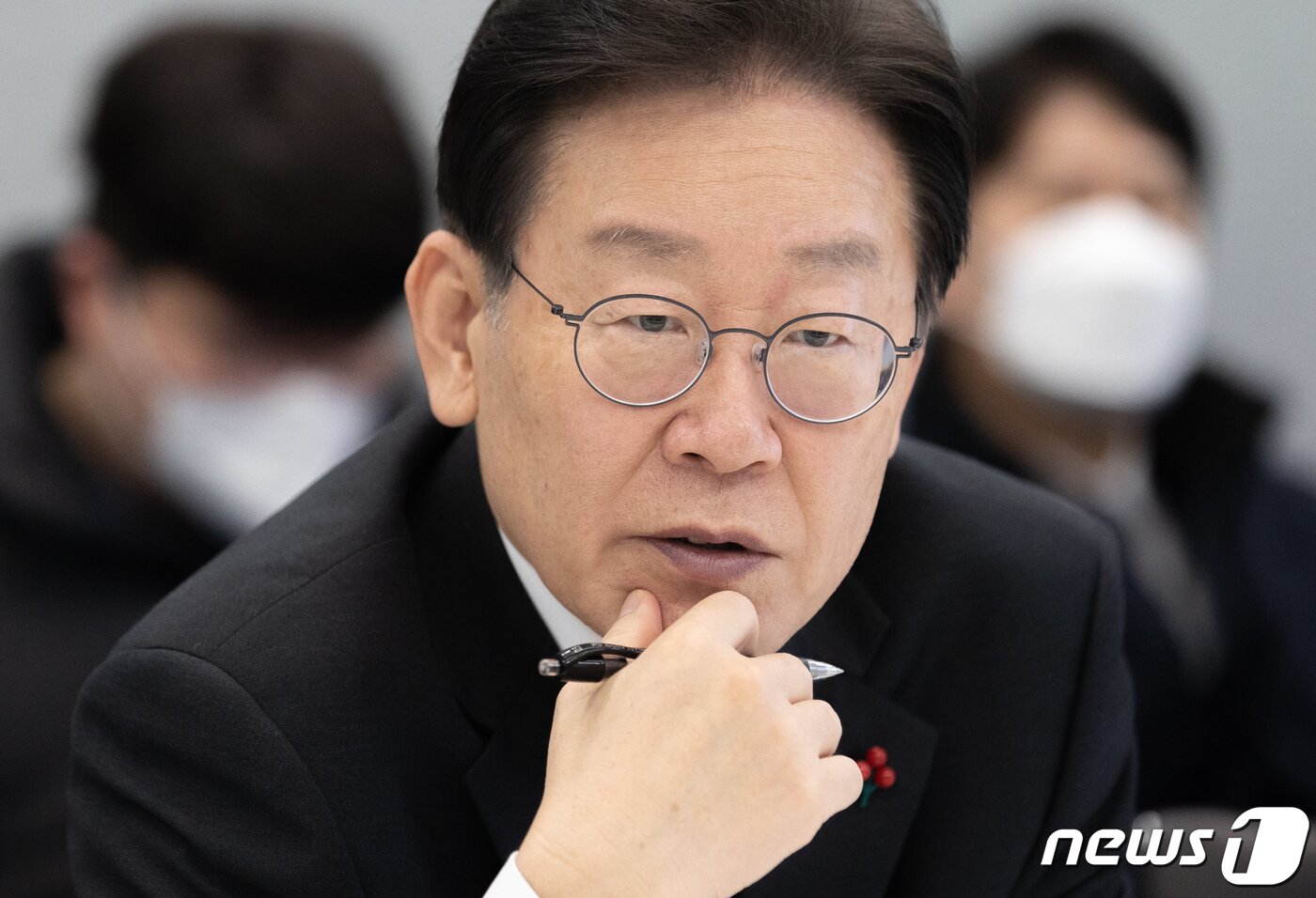본문 이미지 - 이재명 더불어민주당 대표가 14일 오후 충북 청주시 흥덕구 SK하이닉스에서 열린 반도체 경쟁력 강화 지원을 위한 현장 간담회에서 관계자의 발언을 듣고 있다. 2022.12.14/뉴스1 ⓒ News1 이재명 기자