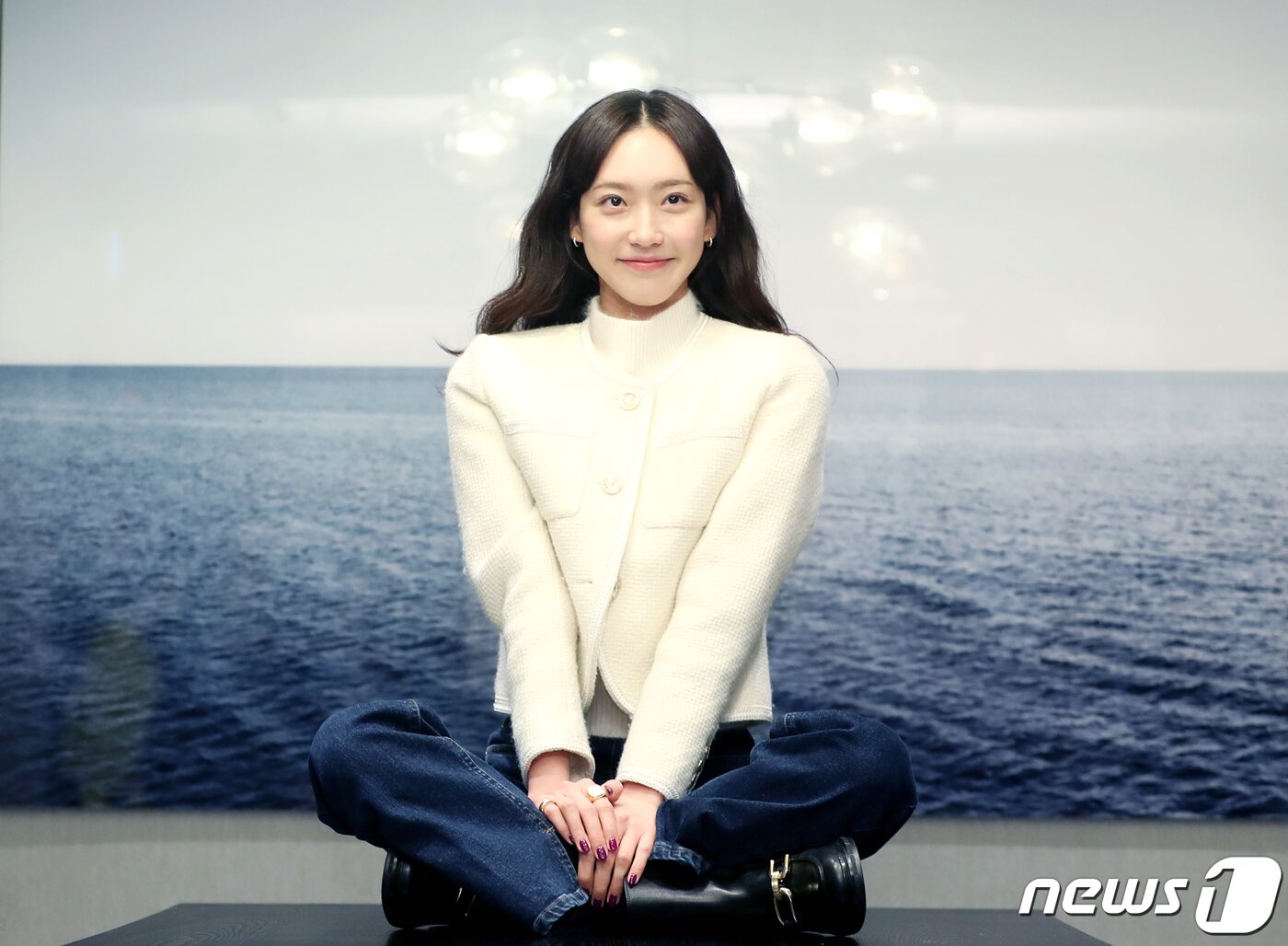 본문 이미지 - 드라마 '치얼업' 배우 한지현이 14일 서울 강남구 가로수길 한 카페에서 열린 뉴스1과의 인터뷰에 앞서 포즈를 취하고 있다. 2022.12.14/뉴스1 ⓒ News1 권현진 기자