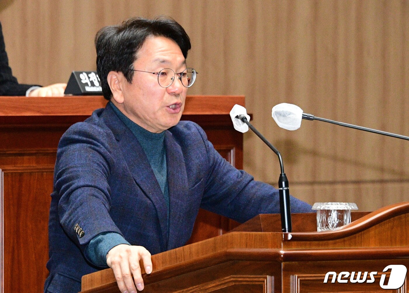 본문 이미지 - 강기정 광주시장이 14일 본회의에서 2000여억원의 예산이 삭감된 데 대한 입장을 얘기하며 울먹이고 있다. 강 시장은 "80년 새벽 청소차에 실려온 망월동을 외롭지 않게 만들자는 '망월동 묘역 가꾸기 예산'이 잘려나갔다＂며 15초가량 말을 잇지 못했다.2022.12.14/뉴스1 ⓒ News1 박준배 기자