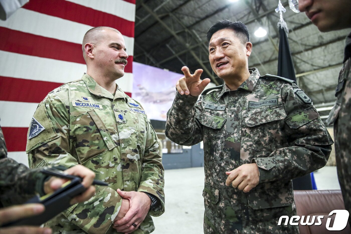 본문 이미지 - 안병석 한미연합사 부사령관(오른쪽)과 조슈아 맥컬리언 주한 미 우주군 사령관이 지난 14일 오후 경기도 평택  소재 주한  미 공군 오산기지에서 열린 주한 미 우주군 창설식에 참석, 대화하고 있다.2022.12.14/뉴스1 ⓒ News1 사진공동취재단