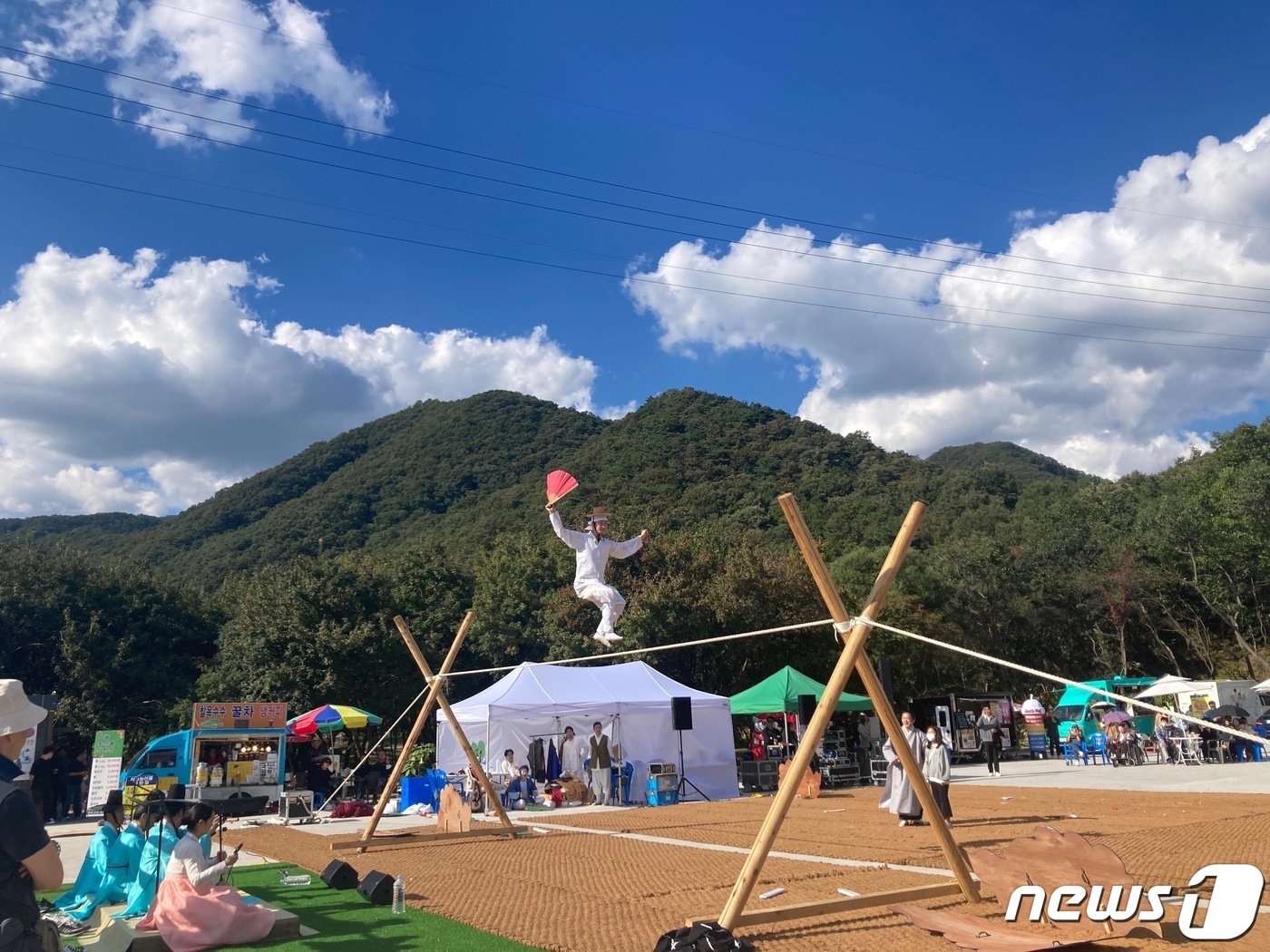 재인폭포 전통 줄타기 공연