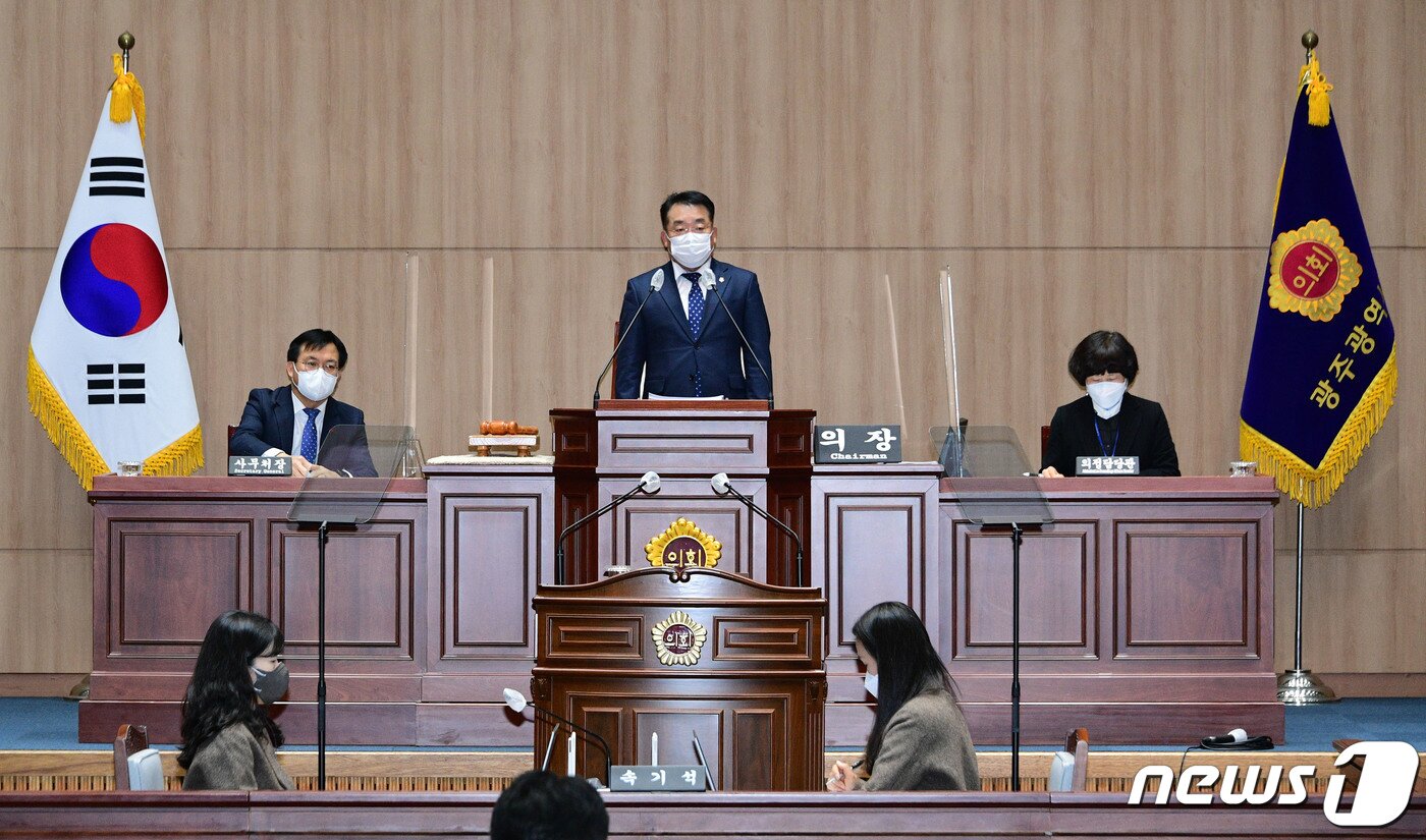 본문 이미지 - 정무창 광주시의회 의장이 14일 시의회 본회의에서 폐회사를 하고 있다.2022.12.14/뉴스1 ⓒ News1 박준배 기자