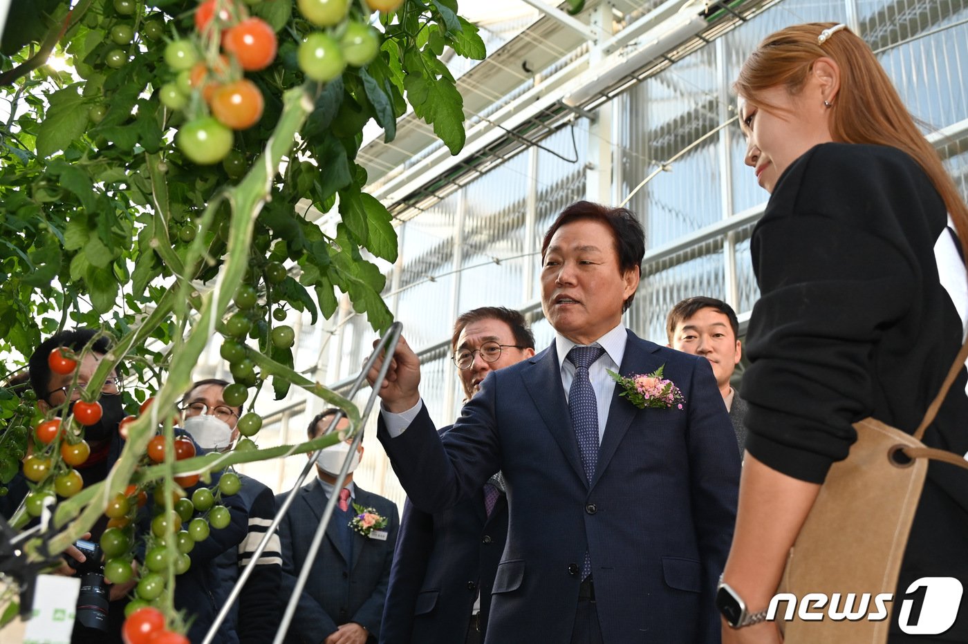 박완수 경남지사&#40;가운데&#41;14일 경남 스마트팜 혁신밸리 준공식에 참석해 스마트팜에서 재배된 농작물을 살펴보고 있다. &#40;경남도 제공&#41;