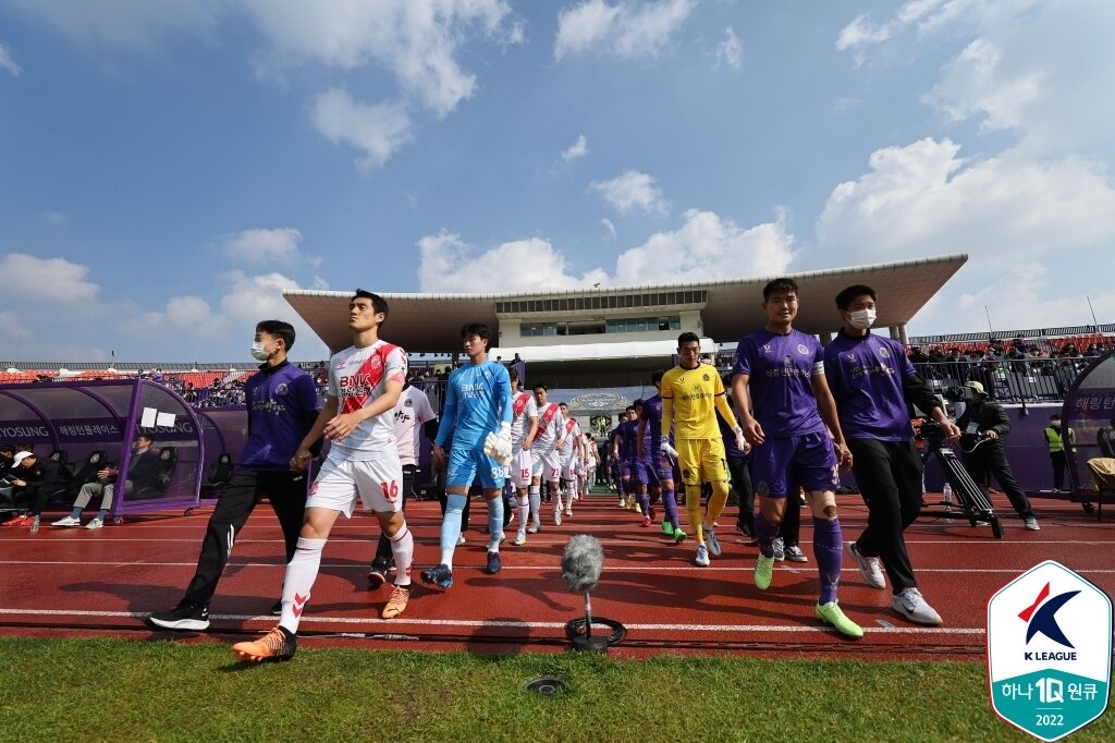 본문 이미지 -  경남FC와 FC안양의 K리그2 경기 모습&#40;한국프로축구연맹 제공&#41;