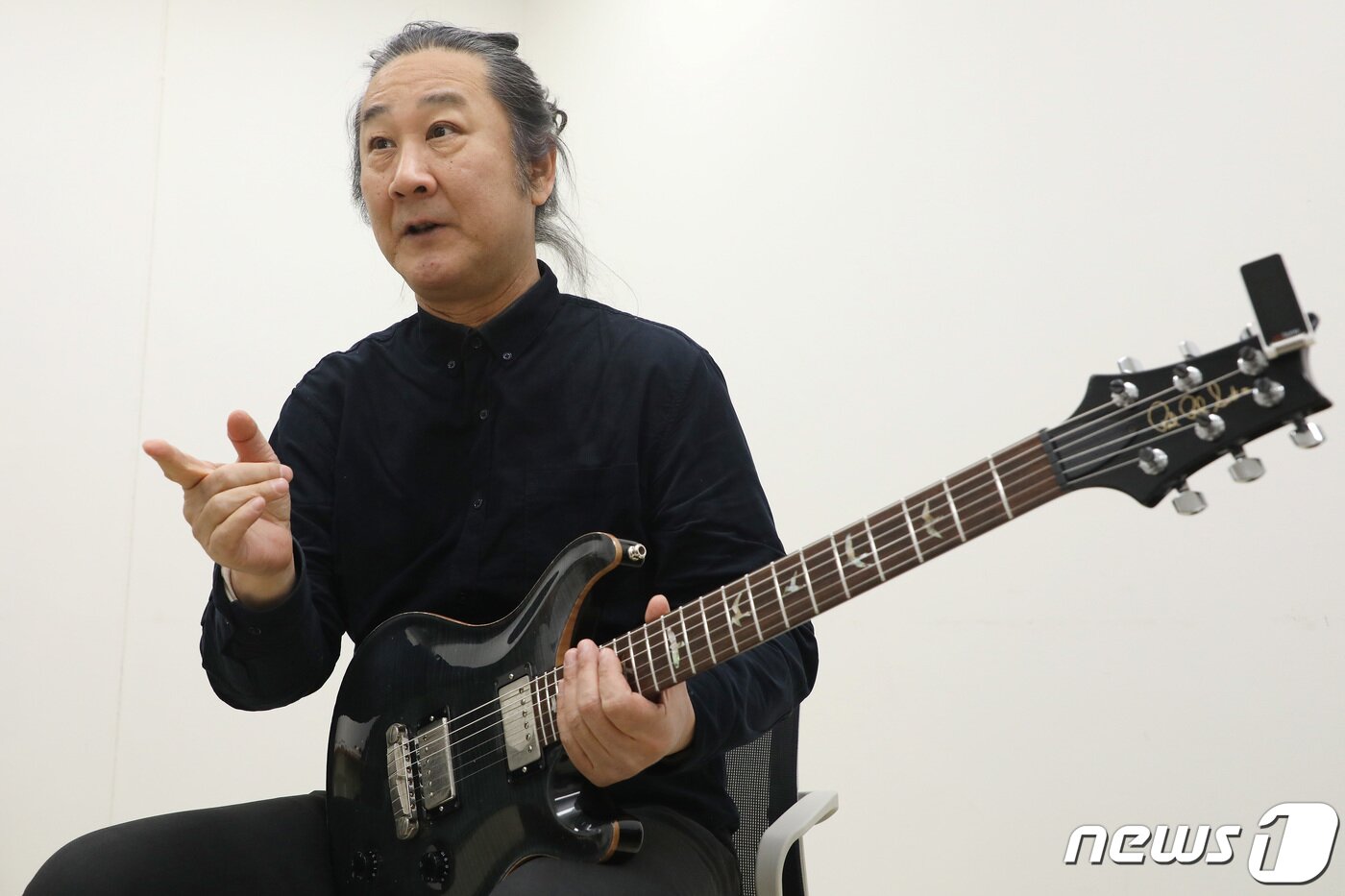 본문 이미지 - '2022 청춘대학가요제' 본선 심사위원장을 맡은 백두산 출신의 기타리스트 겸 가수 김도균이 뉴스1과 인터뷰를 통해 도전하는 청춘에게 메시지를 전하고 있다. 2022.12.14/뉴스1 ⓒ News1 공정식 기자