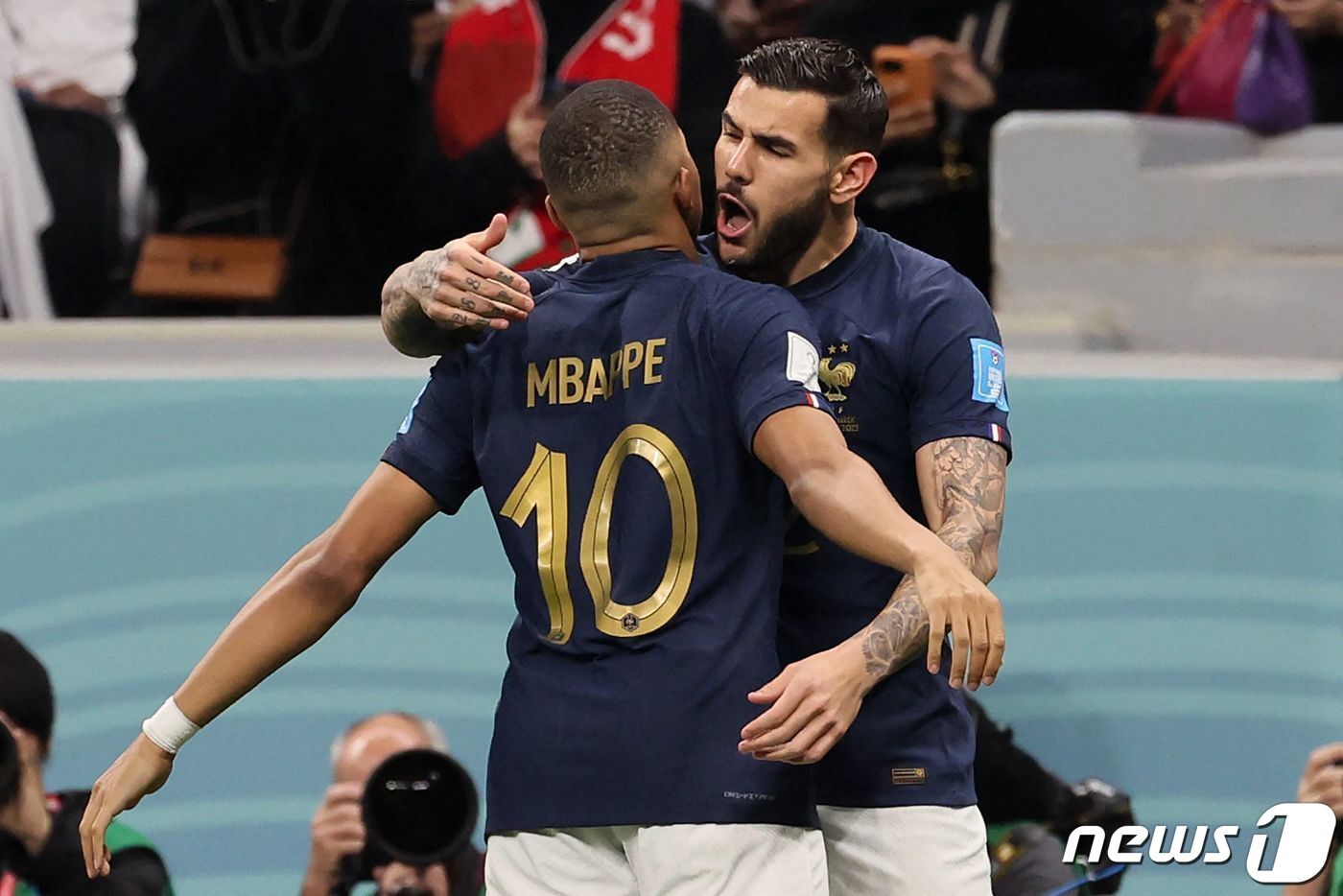 본문 이미지 - 14일(현지시간) 카타르 알코르의 알베이트 스타디움에서 열린 2022 카타르 월드컵 4강 프랑스와 모로코의 경기에서 프랑스 수비수 테오 에르난데스(오른쪽)가 전반 5분 선제골을 넣은 뒤 같은팀 공격수 킬리안 음바페(왼쪽)와 포옹하고 있다. ⓒ AFP=뉴스1 