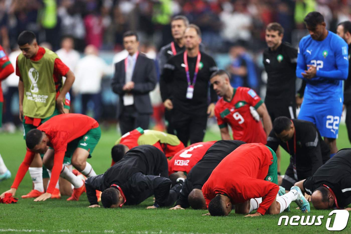 본문 이미지 - 경기 후 팬들에게 큰절을 하는 모로코 선수들. ⓒ AFP=뉴스1