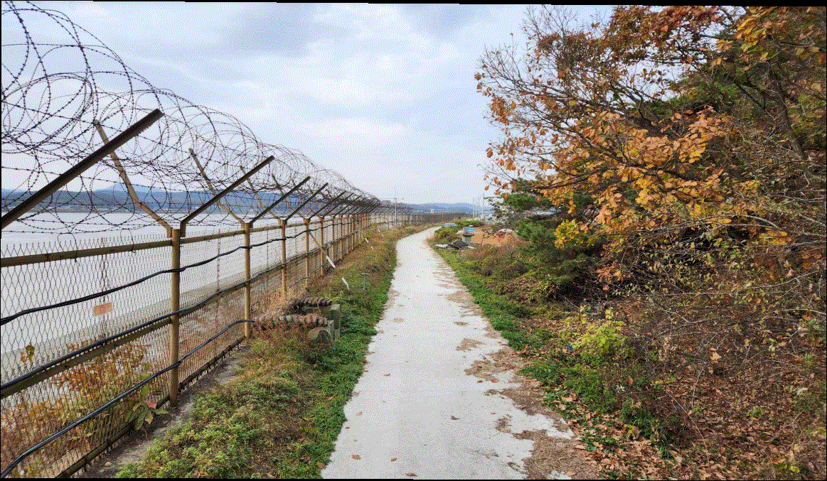 본문 이미지 - 비무장지대(DMZ) 접경지역인 김포, 고양, 파주, 연천을 잇는 189km 길이의 도보여행길인 '평화누리길'을 스페인의 산티아고 순례자 길 등처럼 세계적 명소화해야 한다는 의견이 나왔다.(경기도 제공)