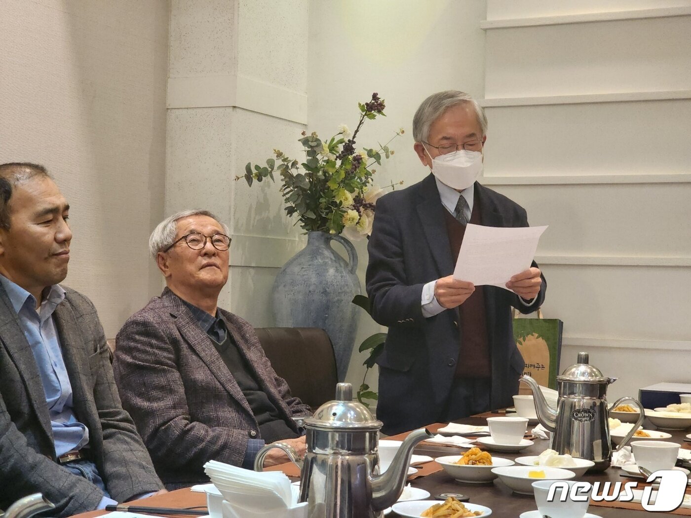 본문 이미지 - 박남규 건국대 경제통상학과 명예교수가 장학금 조성에 동참을 호소하는 취지문을 읽고 있다.(글로컬캠퍼스 제공)2022.12.15/뉴스1