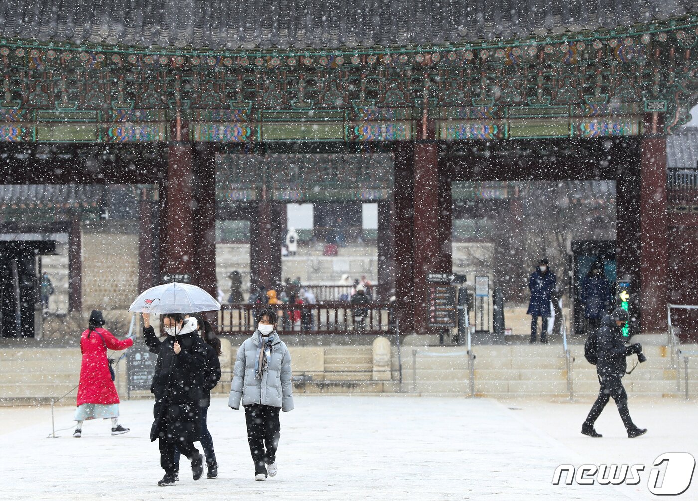 본문 이미지 - 서울을 비롯한 중부 지방에 대설주의보가 내려진 15일 서울 경복궁을 찾은 외국인 관광객 등이 내리는 눈을 맞으며 고궁을 거닐고 있다.  2022.12.15/뉴스1 ⓒ News1 신웅수 기자